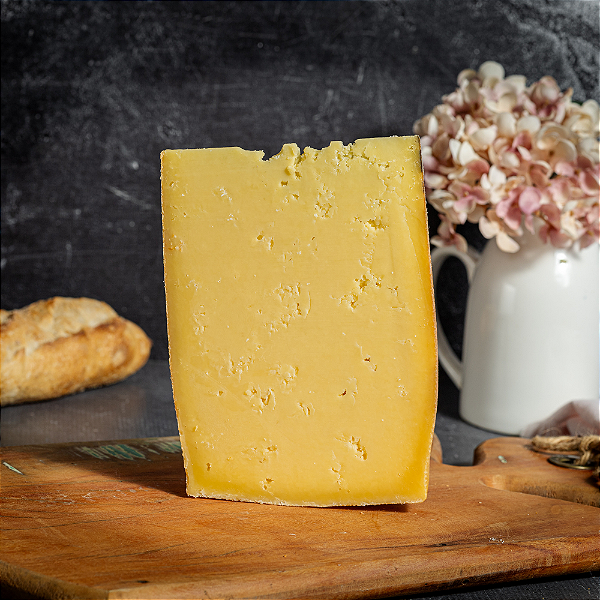 Lá de Madre - 9 meses de maturação - Queijo Artesanal de Leite Crú - fração 250g